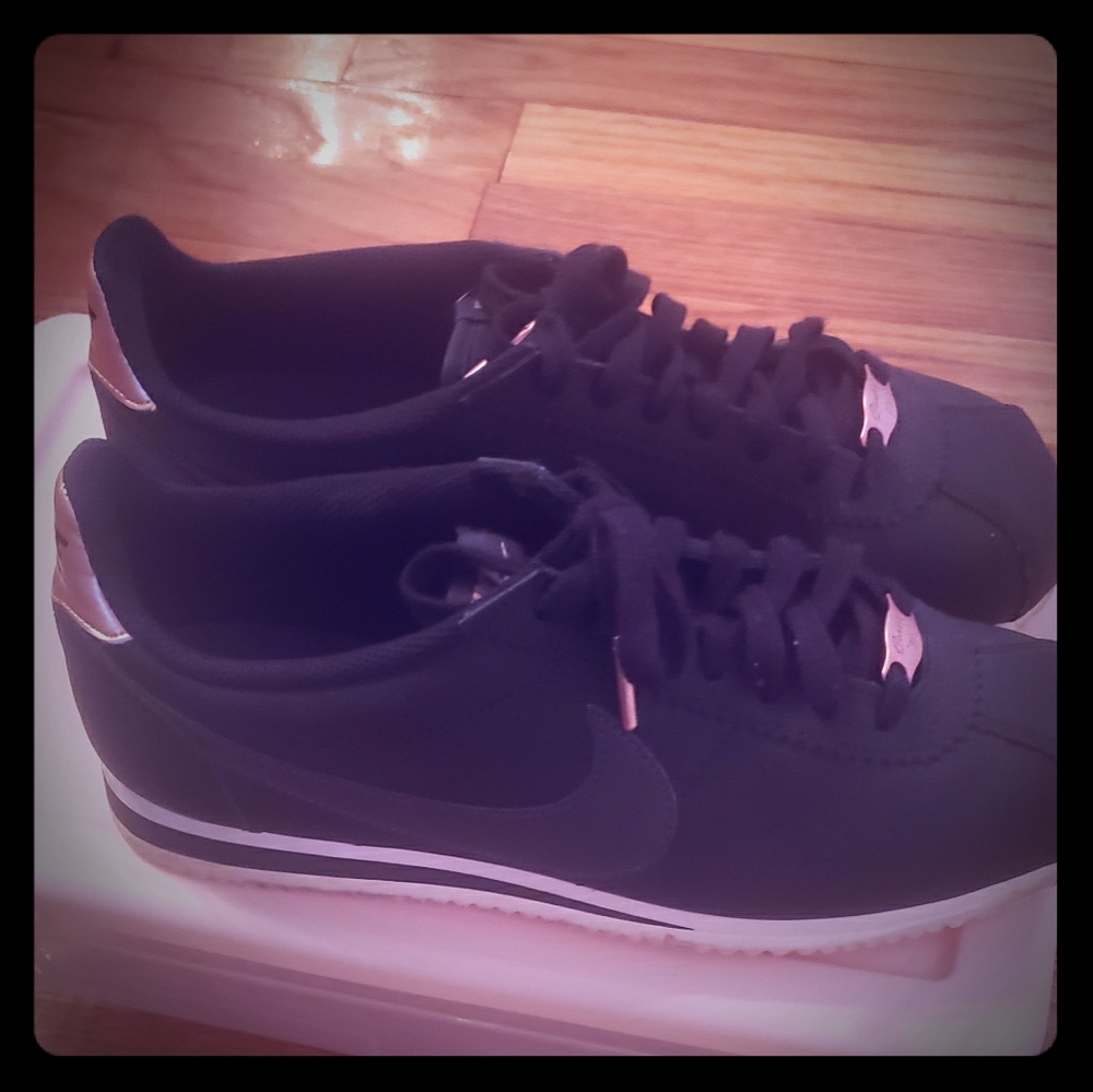 Nike sneakers black and rose gold size 8